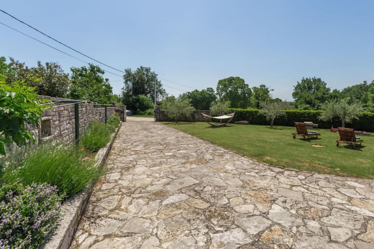 Holiday Homes Ana And Maria Kanfanar Exterior photo