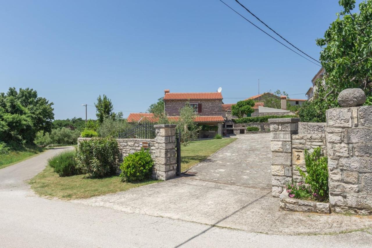 Holiday Homes Ana And Maria Kanfanar Exterior photo